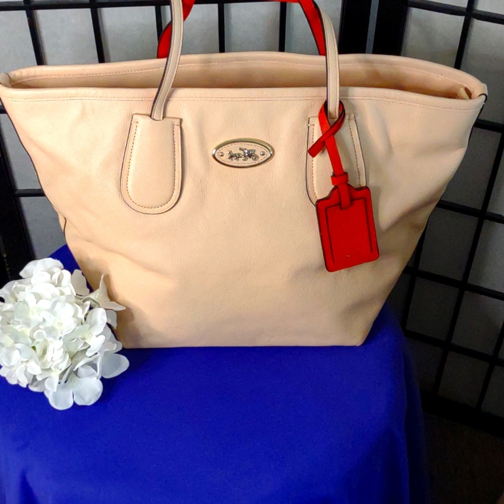 Coach Taxi Tote 💕